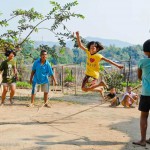 Thaïlande image jeux et sauts d'enfants dans les villages du Nord de la Thaïlande. Images et textes proposés par Frangipanier, votre boutique mobile de créations d'artisanat d'Asie du Sud-Est.