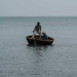 Vietnam image de pêcheurs dans barque ronde en rotin. Images et textes proposés par Frangipanier, votre boutique mobile de créations d'artisanat d'Asie du Sud-Est.