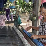 Découvrez les magnifiques écharpes en coton du Laos, tissées à la main avec soin et qualité par les artisanes des villages. Proposé par Frangipanier, votre boutique mobile de créations d'artisanat du coeur de l'Asie du Sud-Est.