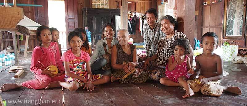 Une famille de 5 générations d'artisans de la soie dans un petit village sur une île du Mékong au Cambodge, pour la confection de magnifiques écharpes.