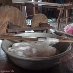 Artisanat équitable des villages du Cambodge, la soie naturelle avant le tissage sur un métier à tisser traditionnel pour de magnifiques écharpes en soie.