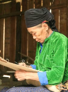 Frangipanier artisanat du chanvre et batik indigo dans une ethnie H'mong du Vietnam 10