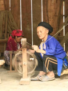 Frangipanier artisanat du chanvre et batik indigo dans une ethnie H'mong du Vietnam 7
